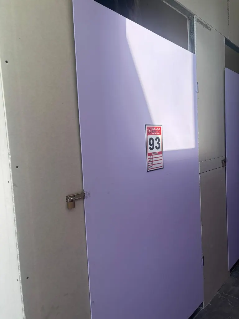 Kilitli lavanta depo kapısı